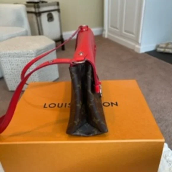 Louis Vuitton Crossbody - Picture 3 of 8